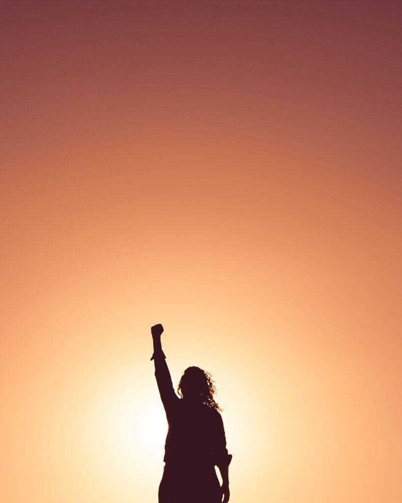 Mulher em posição de vitória. representando mudança na terapia.